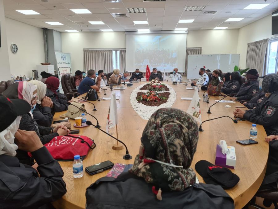 متطوعات أم الفحم في الإطفاء والإنقاذ يستلمن بطاقات وزيّ التطوّع